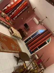 z widokiem na salon z krzesłem w obiekcie BRISE DE MER : 2 ROOM / CHAMBRES w mieście Dżibuti