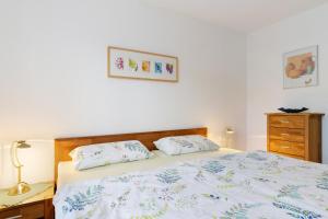 1 dormitorio con 1 cama con 2 almohadas en Haus Latt, en Durbach