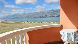 balkon ze stołem i widokiem na wodę w obiekcie Cosy Apartment in Ražanac 34 m² + View w Ražancu