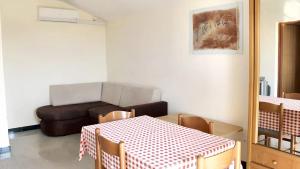 Część wypoczynkowa w obiekcie Cosy Apartment in Ražanac 34 m² + View