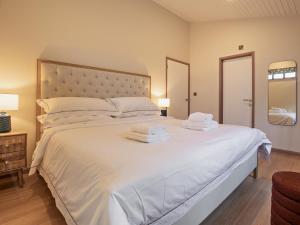 um quarto com uma grande cama branca com toalhas em 2 Bed in Porthtowan 93315 em Porthtowan