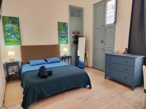 um quarto com uma cama azul e uma cómoda azul em Charming studio in Tazacorte em Tazacorte