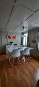 Stein的住宿－Ferienwohnung Florida，一间配备有白色桌椅的用餐室