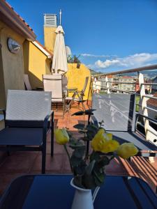 un balcón con una mesa y un jarrón con una planta en Atico das Barxas, en Moaña
