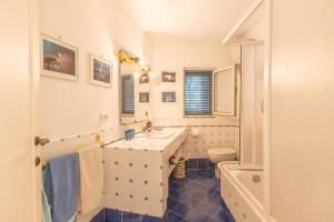 bagno con lavandino e servizi igienici di Villaflair - Villa Sbarcatello a Porto Santo Stefano
