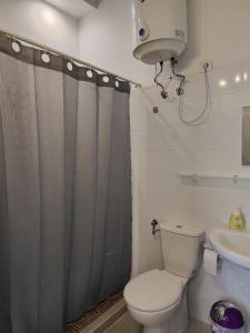 uma casa de banho com um WC, um lavatório e uma cortina de chuveiro em Charming studio in Tazacorte em Tazacorte