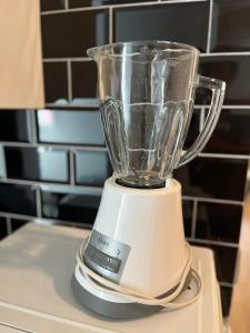 een blender bovenop een tafel bij Apartamento exclusivo en Madrid in Madrid