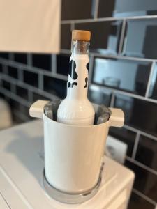 een fles melk in een container op een aanrecht bij Apartamento exclusivo en Madrid in Madrid