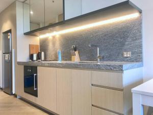 Fawkner Residence 1B2B condo Smart TV tesisinde mutfak veya mini mutfak