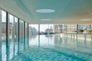 uma piscina interior num edifício com água em Fawkner Residence 1B2B condo Smart TV em Melbourne