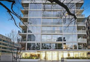 wysoki biały budynek z wieloma oknami w obiekcie Fawkner Apartment Bay-view 4 w Melbourne