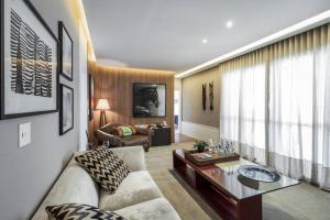 a living room with a couch and a table at Altíssimo padrão e conforto. Ao lado do Capivari in Campos do Jordão