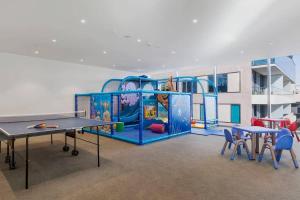 pokój zabaw ze stołem i zestawem do gry w obiekcie Fawkner Apartment Bay-view 4 w Melbourne