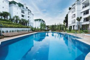 a large swimming pool in front of some buildings at Altíssimo padrão e conforto. Ao lado do Capivari in Campos do Jordão