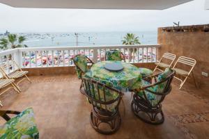 サリナスにあるCaptivating 4-Bedroom Apartment in Salinasのバルコニー(テーブル、椅子付)、