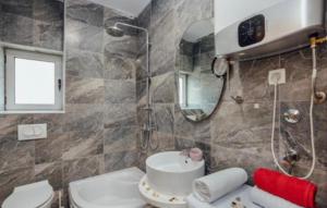 Ένα μπάνιο στο Sun house Kumbor +8 φωτογραφίες