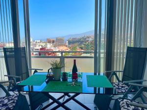 una mesa con una botella de vino en el balcón en Top DUPLEX-DELUXE APPARTEMENT-ALBATROS, en Puerto de la Cruz