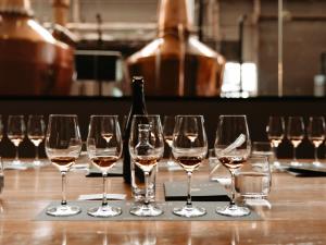 un grupo de copas de vino sentado en una mesa en Modern 3-level Townhouse FreeParking en Melbourne