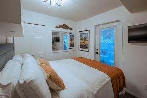 een slaapkamer met een groot bed en een raam bij Cherry Lane Suite - studio ground suite w garden in Nanaimo