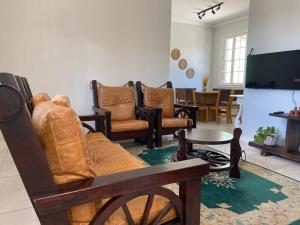 a living room filled with furniture and a flat screen tv at Casa da Varanda Próximo Centro in Petrópolis