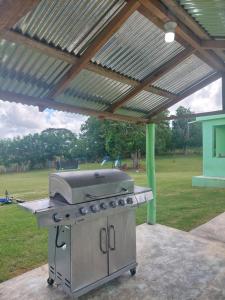 a grill sitting under a pavilion in a park at Hacienda Familiar en Hato Mayor del Rey 
