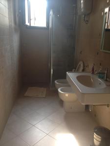 SurboにあるB&B La Stellaのバスルーム(トイレ、洗面台、シャワー付)