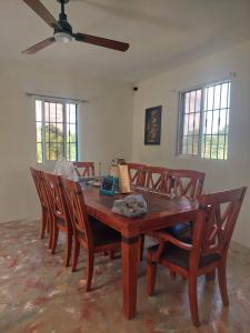 a dining room table with chairs and a ceiling fan at Hacienda Familiar en Hato Mayor del Rey 