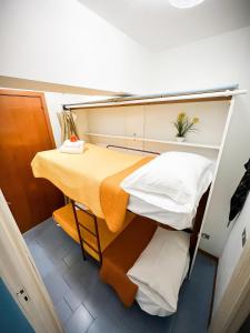 Cette petite chambre comprend 2 lits superposés et une table. dans l'établissement Elios Home Bellavista - Taormina Letojanni, à Letojanni