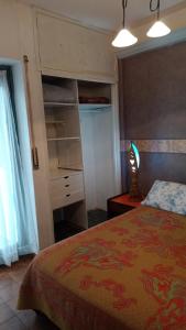 1 dormitorio con 1 cama, vestidor y armario en Departamento Manamar en Mar del Plata