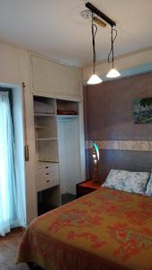 1 dormitorio con 1 cama, vestidor y armario en Departamento Manamar en Mar del Plata