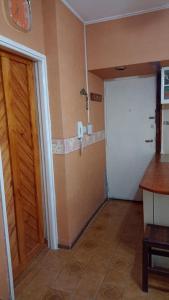 una habitación con una puerta y un teléfono en la pared en Departamento Manamar en Mar del Plata