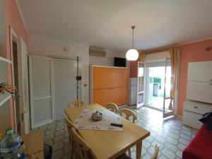een keuken met een tafel en stoelen in een kamer bij Residence Leonardo in Silvi Marina