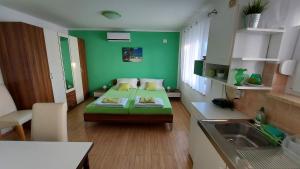 Postel nebo postele na pokoji v ubytování Apartments Kivi
