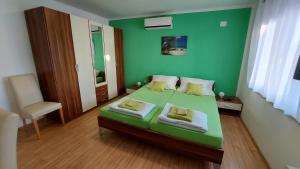 Postel nebo postele na pokoji v ubytování Apartments Kivi