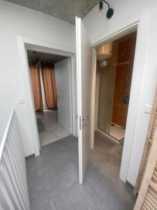 um corredor com uma porta aberta numa casa em Minimal & Arty Townhouse em Hamrun