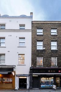 a large brick building next to a street at (Covent Garden) Cozy Apartment Central London in London
