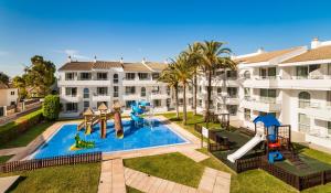Bazén v ubytování Hoposa Hotel & Apartaments VillaConcha nebo v jeho okolí