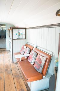Posezení v ubytování Swallowfield Glamping-The Last Stop