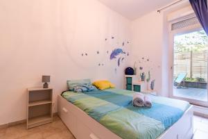 a bedroom with a bed and a window at Le Cerisier des 4 Chemins - Appt 75m² pour 6 in Carcassonne