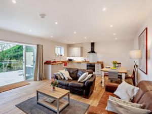 uma sala de estar com um sofá e uma mesa em 1 Bed in Wotton-under-Edge 91936 em Wotton under Edge