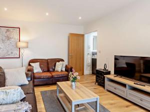 sala de estar con sofá y TV en 1 Bed in Wotton-under-Edge 91936 en Wotton under Edge