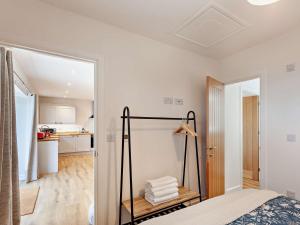 1 Bed in Wotton-under-Edge 91936 في ووتون أندر إيدج: غرفة نوم مع مرآة وسرير ومطبخ