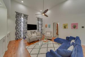 Fotografie z fotogalerie ubytování 5BD-3BA Bright & Cheerful Backyard Pool Retreat v destinaci Richardson