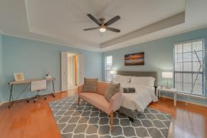 Fotografie z fotogalerie ubytování 5BD-3BA Bright & Cheerful Backyard Pool Retreat v destinaci Richardson