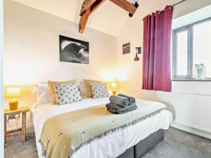 Tempat tidur dalam kamar di 2 Bed in Taunton 93581