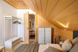 ein Schlafzimmer mit einem Bett und einer Holzdecke in der Unterkunft Ferienwohnung Am Schlehbach in Offingen