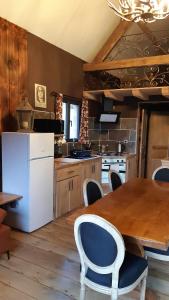 Η κουζίνα ή μικρή κουζίνα στο A la cabane des Bois dessus Tiny Gite