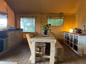 una cocina con una mesa con un jarrón de flores. en The Chilterns View en Wallingford