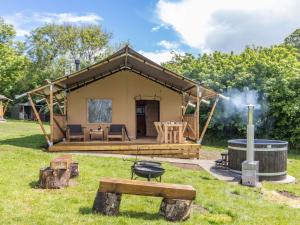 Zelt-Lodge mit Grill und Feuerstelle in der Unterkunft 2 Bed in Dartmoor National Park 88088 in Harford