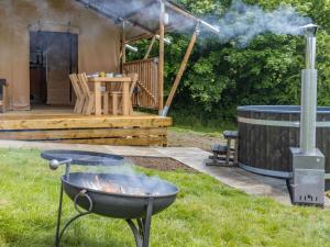 einen Grill in einem Hof neben einem Haus in der Unterkunft 2 Bed in Dartmoor National Park 88088 in Harford